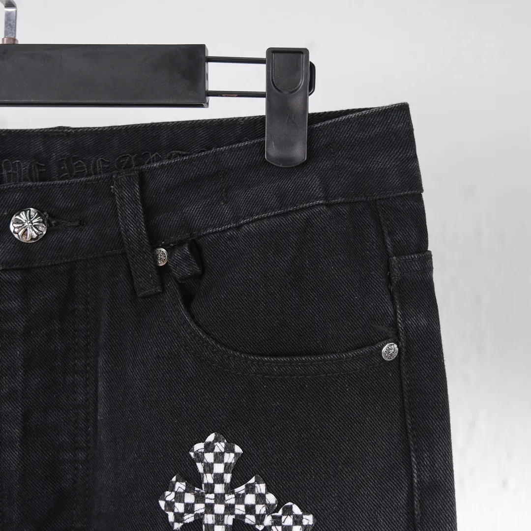P280 (top version) Chrome hearts new city-limited flame plaid black and pink jeans Chrome hearts city-limited jeans Hardware customization Original development vintage levis American-made 501 black and gray base remake Levi's American-made 501 base imported sheepskin 925 silver remake [Top heavy industry fashion design] Consistently high-street luxury style. Speaking of this style, the Zangyin family and GU family are definitely the leading representative brands. Especially the Zangyin family has really achieved a state-of-the-art effect in creating high-street style. The unique washed material is used to create this style. The color system is already quite eye-catching. After it is decorated with patchwork cross flowers, it cleverly highlights the charm of the brand. Secondly, this style uses classic The high-waist cutting design highlights the long legs and fashionable temperament of the upper body. The brand is highly recognizable and the slim fit configuration is more suitable for daily wear. It is a product that interprets personality, fashion, and specifications at a glance. This single product is enough to make any fan excited. It can be a white T-shirt for a youthful college style, or a tight suspender for a royal style. It has strong matching ability and can be easily controlled by men.  [Materials and craftsmanship] Needless to say, this point goes without saying. As an excellent craftsman brand, Zangyin’s requirements for details and craftsmanship are really perfect. The washed color of this model has gone through so many processes, not to mention the embellishment of denim appliques. It is also purely hand-made and sewn. Just like what they believe in, only hand-made things have soul and have the meaning of wear. A top-notch heavy-duty fashionable denim item, I look forward to your perfect interpretation! !  Color: Black Size: S M L XL